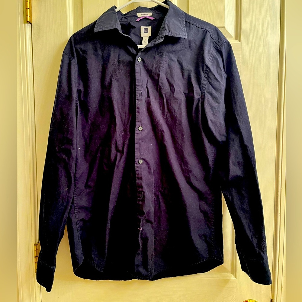 Dark blue gap shirt with subtle embroidery pattern